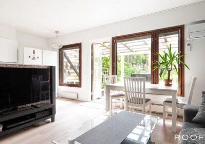 OH/Kt tulvii valoa. Olohuoneessa uloskäynti terassille.