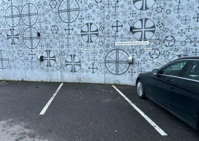 Myynnissä oleva autopaikka kuvassa keskellä.