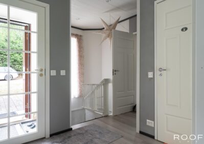 Tuulikaappi ja eteinen rauhalliset, ajattoman vaaleat värit.