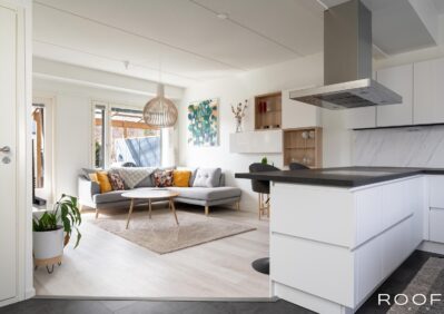 Keittiöniemeke erottaa oleskelun ruuanlaitosta ja palvelee kivasti myös juhlissa tarjoiluun.