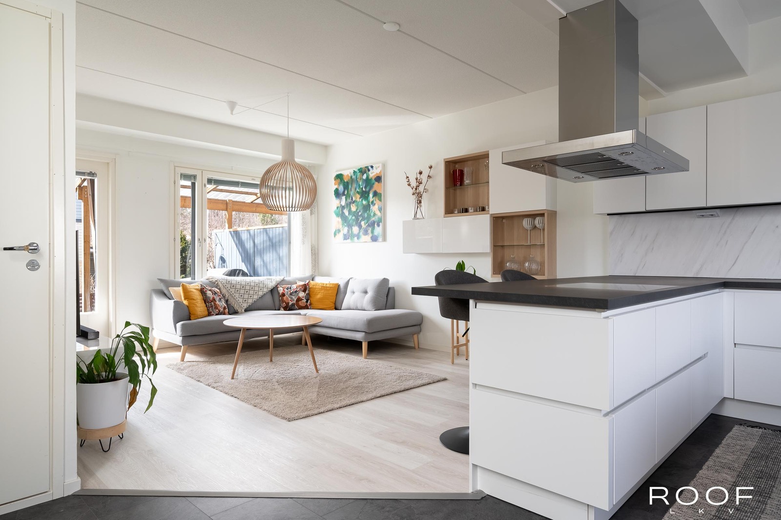 Keittiöniemeke erottaa oleskelun ruuanlaitosta ja palvelee kivasti myös juhlissa tarjoiluun.